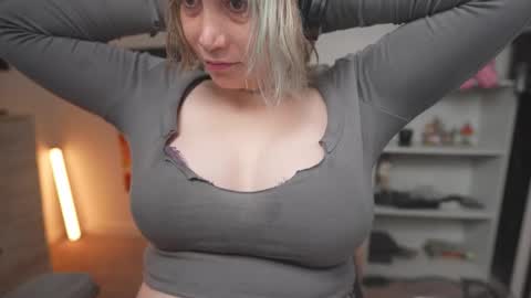 Snapshot of krystalsyxx chatting on November 8, 5:45 pm Krystal Syx online show from November 8, 5:45 pm