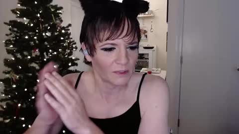 Snapshot of ktrichards77 chatting on November 15, 5:27 am Cait online show from November 15, 5:27 am