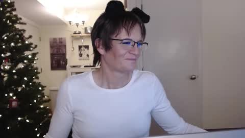 Snapshot of ktrichards77 chatting on December 5, 2:09 am Cait online show from December 5, 2:09 am