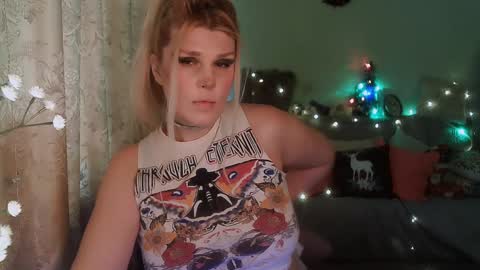 Snapshot of kudesnizza chatting on December 15, 10:50 am Annika MTF ts post -op online show from December 15, 10:50 am