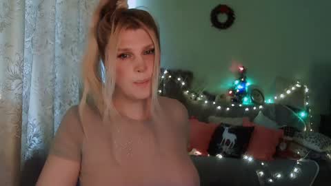 Snapshot of kudesnizza chatting on December 21, 10:50 am Annika MTF ts post -op online show from December 21, 10:50 am