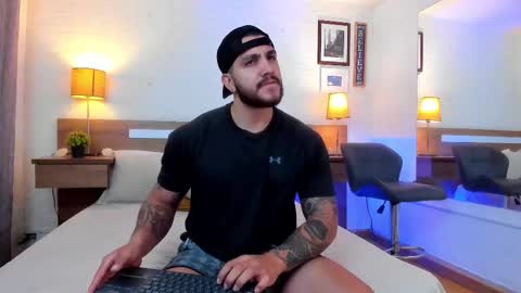 kylenorth_ online show from October 4, 12:14 pm