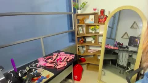 kylie_bloom online show from April 27, 9:35 pm