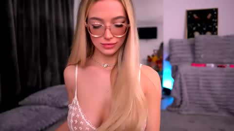 Kylie online show from December 4, 11:13 pm