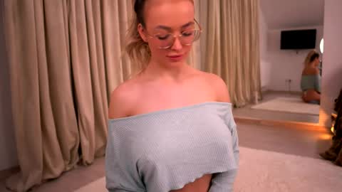 Snapshot of kyliejoyce chatting on May 19, 8:37 pm Kylie online show from May 19, 8:37 pm