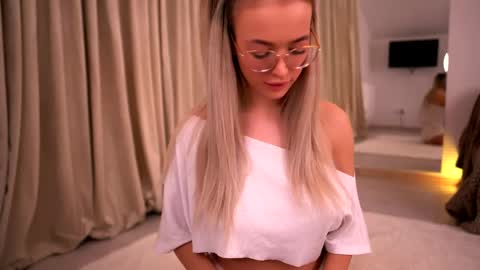 Snapshot of kyliejoyce chatting on June 4, 8:26 pm Kylie online show from June 4, 8:26 pm