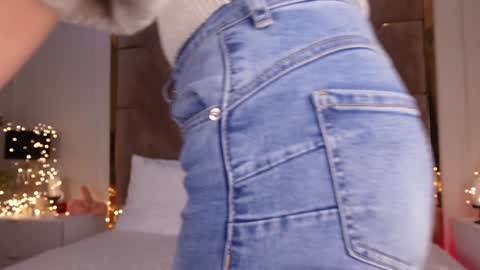 Snapshot of kylievee chatting on December 31, 5:33 am Kylie online show from December 31, 5:33 am