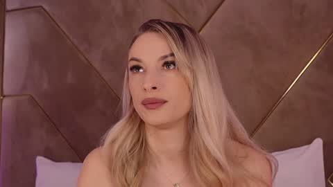 Snapshot of kylievee chatting on January 21, 6:22 am Kylie online show from January 21, 6:22 am