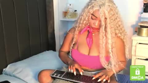 Snapshot of kyliewhiteboobs chatting on November 27, 4:42 pm kylie white boobs online show from November 27, 4:42 pm