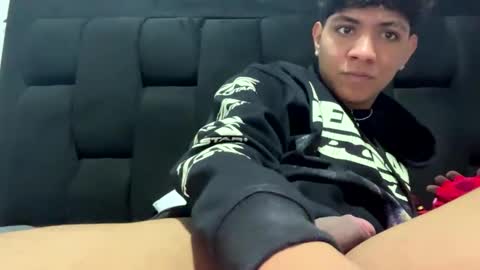 Snapshot of kylo_boy04 chatting on December 19, 4:25 pm steven online show from December 19, 4:25 pm