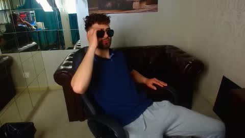 Snapshot of kyloeast chatting on April 16, 4:35 am KyloEast online show from April 16, 4:35 am