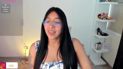 Snapshot of kyy_isa chatting on December 2, 1:05 pm IG online show from December 2, 1:05 pm