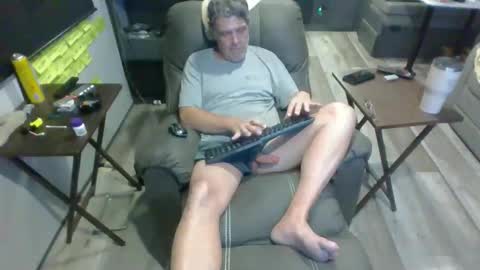 Snapshot of l8tniter chatting on October 30, 12:56 am l8tniter online show from October 30, 12:56 am