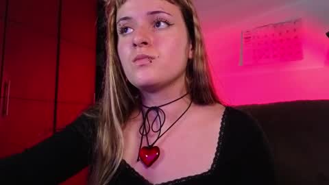 Snapshot of la_femme_fatale_ chatting on December 2, 10:05 pm Hanna FREE ONLYFANS online show from December 2, 10:05 pm