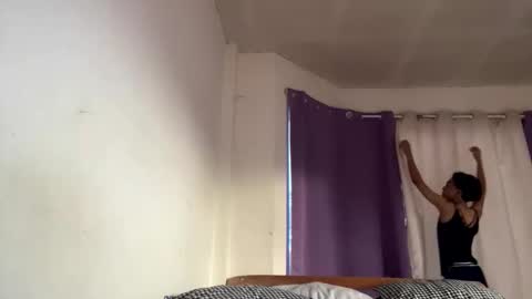 Snapshot of la_ura chatting on December 15, 9:02 am Laura online show from December 15, 9:02 am