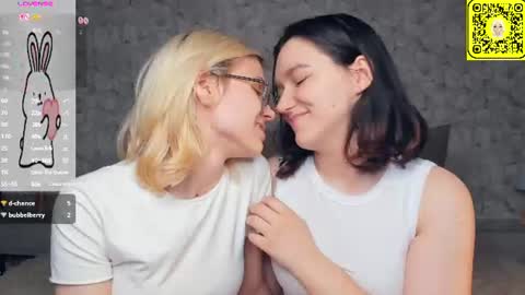 Violet and Isabel online show from June 23, 7:23 pm