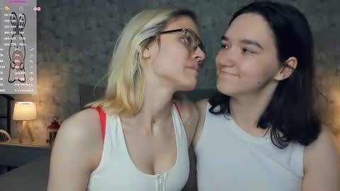 Violet and Isabel online show from July 21, 7:27 pm