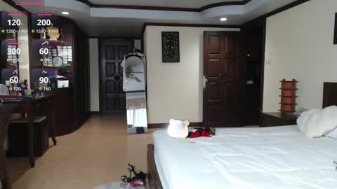 Snapshot of ladii_mia chatting on February 9, 11:14 am Mia online show from February 9, 11:14 am