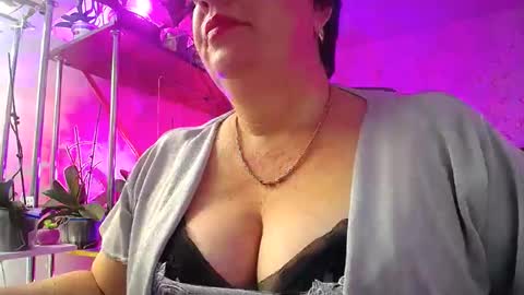 Snapshot of lady_gloria chatting on December 15, 9:35 am Lady Gloria online show from December 15, 9:35 am