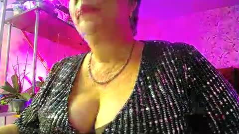Snapshot of lady_gloria chatting on December 17, 3:28 pm Lady Gloria online show from December 17, 3:28 pm