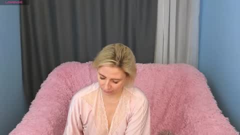 Snapshot of lady_murenza chatting on December 12, 3:21 am Diana online show from December 12, 3:21 am