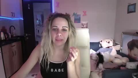 Snapshot of lady_smile69 chatting on November 17, 7:25 am lady_smile69 online show from November 17, 7:25 am