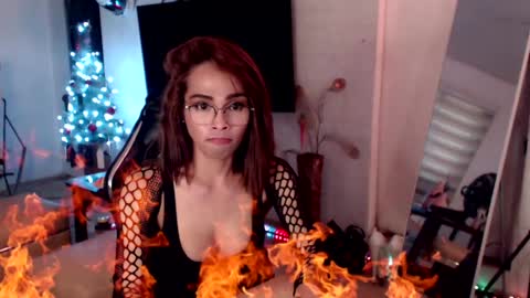 Snapshot of lady_sovereign chatting on December 6, 1:07 am M MMY online show from December 6, 1:07 am