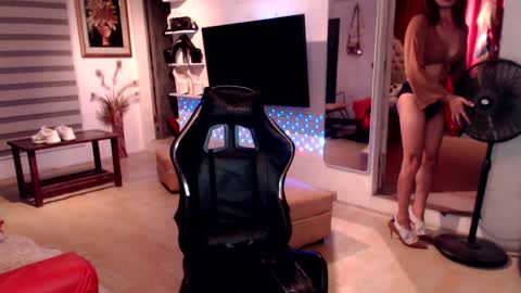 Snapshot of lady_sovereign chatting on January 23, 6:03 pm M MMY online show from January 23, 6:03 pm