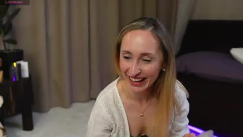Snapshot of ladyemelymoon chatting on May 29, 7:34 pm LadyEmelymoon online show from May 29, 7:34 pm
