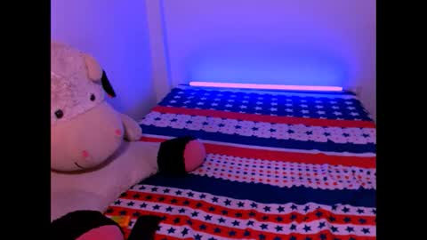 Snapshot of ladypussy69779756 chatting on November 12, 2:23 am laura online show from November 12, 2:23 am