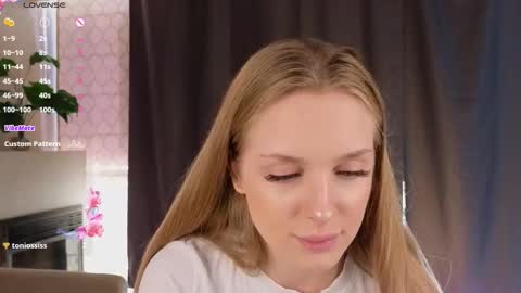 Snapshot of lafeti chatting on November 22, 7:29 am Lilia online show from November 22, 7:29 am