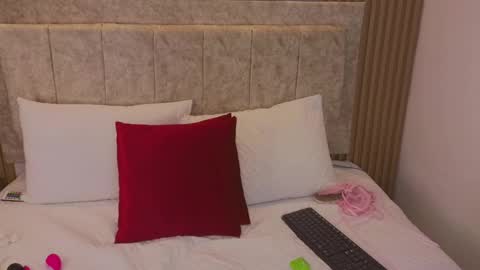 laiamilf online show from January 28, 11:39 pm