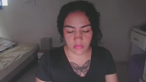 Snapshot of laila_silk chatting on June 5, 10:37 pm laila_silk online show from June 5, 10:37 pm