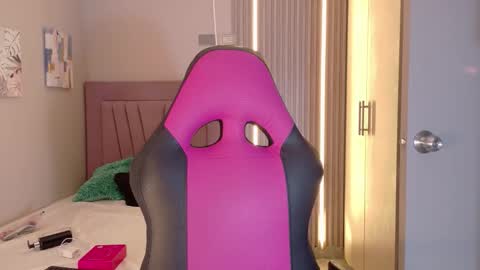 Snapshot of laly_cherry_ chatting on November 26, 12:28 pm Laura online show from November 26, 12:28 pm