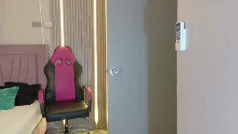 Snapshot of laly_cherry_ chatting on November 30, 12:20 pm Laura online show from November 30, 12:20 pm