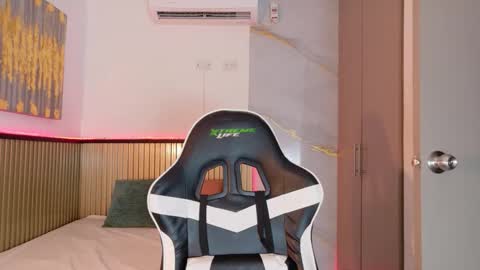 Snapshot of laly_cherry_ chatting on December 3, 12:14 pm Laura online show from December 3, 12:14 pm