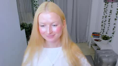 Snapshot of laly_peach chatting on May 27, 11:07 am Laly online show from May 27, 11:07 am