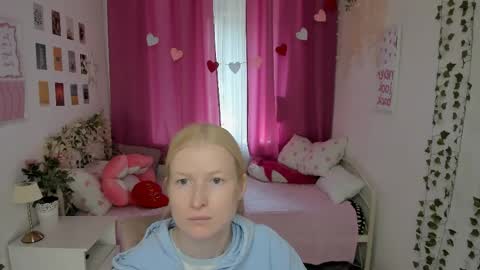 Snapshot of laly_peach chatting on June 8, 11:10 am Laly online show from June 8, 11:10 am