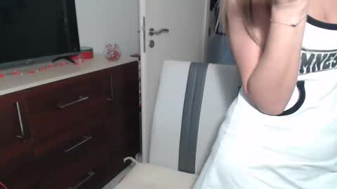 Snapshot of lamadrina006 chatting on December 2, 9:02 am LaMadrina006 online show from December 2, 9:02 am