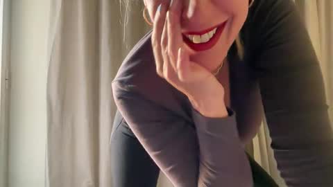 Snapshot of lana_inked chatting on December 1, 7:46 am Lana online show from December 1, 7:46 am