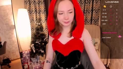 Snapshot of lanablu_ chatting on December 22, 7:11 am Lana online show from December 22, 7:11 am