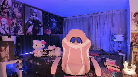 Snapshot of lanakyutt chatting on January 23, 2:55 am L A N A online show from January 23, 2:55 am