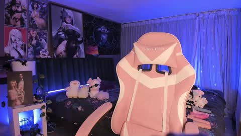 Snapshot of lanakyutt chatting on February 6, 8:07 am L A N A online show from February 6, 8:07 am