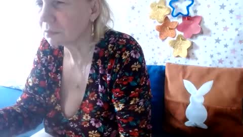 LovelyQueen online show from June 26, 7:57 am