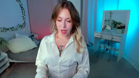 Snapshot of lanaroselle chatting on October 17, 9:50 pm Lana online show from October 17, 9:50 pm