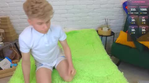 Snapshot of landel_boy chatting on March 9, 7:26 pm Lanny online show from March 9, 7:26 pm