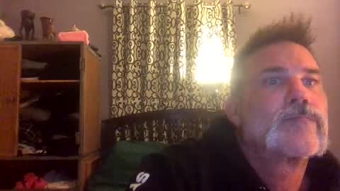 Snapshot of landlord1612 chatting on November 4, 4:44 am landlord1612 online show from November 4, 4:44 am