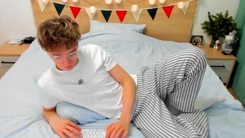 Snapshot of lanny_fandi chatting on January 3, 12:19 pm Fandi online show from January 3, 12:19 pm