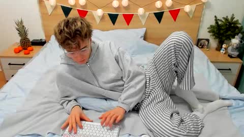 Snapshot of lanny_fandi chatting on January 4, 2:25 pm Fandi online show from January 4, 2:25 pm