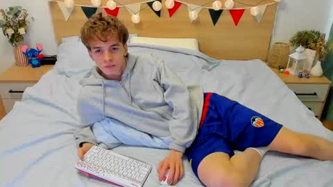 Snapshot of lanny_fandi chatting on February 28, 11:47 am Fandi online show from February 28, 11:47 am